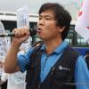 -24일 오후 울산 현대차 공장 앞에서 열린 ‘울산 연대의 날’ 캠페인에서 김우용 기아차 활동가가 연대 발언을 하고 있다.