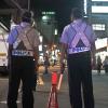 -10일 밤 서울 중구 회현역 인근에서 경찰관이 불심검문을 하고 있다.