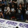 -‘인혁당사건’ 희생자 유가족들이 12일 오후 서울 여의도 새누리당사 앞에서 박근혜 새누리당 대통령 후보를 규탄하는 기자회견을 열고 있다.