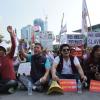 "노동자는 하나다"-9월 23일 오후 서울역 앞에서 열린 ‘전국 이주노동자 투쟁의 날’ 집회에서 김영훈 민주노총 위원장과 이주노동자들이 구호를 외치고 있다.