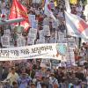 "직장 이동 자유 보장하라!"-9월 23일 오후 서울역 앞에서 열린 ‘전국 이주노동자 투쟁의 날’ 집회를 마친 참가자들이 명동 성당까지 구호를 외치며 가두행진을 하고 있다.