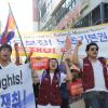 -9월 23일 오후 서울역 앞에서 열린 ‘전국 이주노동자 투쟁의 날’ 집회를 마친 참가자들이 명동 성당까지 구호를 외치며 행진을 하고 있다.