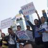 -9월 23일 오후 서울역 앞에서 열린 ‘전국 이주노동자 투쟁의 날’ 집회에서 참가자들이 구호를 외치고 있다.