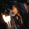-10월 20일 오후 서울 청계광장에서 ‘투표시간 연장 및 선거일 유급휴일 지정을 위한 문화제에서 한 참가자가 촛불을 들었다.