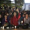 -10월 20일 오후 서울 청계광장에서 ‘투표시간 연장 및 선거일 유급휴일 지정을 위한 문화제에서 참가자들이 촛불을 들었다. 손가락을 집게로 펴서 구호를 외치고 있다. 이는 9시의 시계바늘 모양을 상징한다.