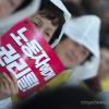 -10월 27일 오후 서울역 광장에서 열린 ‘비정규직없는 일터와 사회만들기 희망행진’ 에서 한 여성 노동자가 "노동자에게 권리를"이라고 적힌 팻말을 들고 있다.