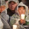 -10월 27일 오후 서울역 광장에서 열린 ‘비정규직없는 일터와 사회만들기 희망행진’ 에서 한 부자가 촛불을 나란히 들고 있다.