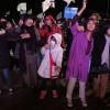 -2012 생명평화대행진 참가자들이 11월 3일 저녁 서울시청 광장에서 서로 어깨동무를 하면서 한달간의 대장정을 마무리하고 있다. 