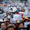 -10월 1일 오후 서울 대학로에서 3만여 명이 모여 ‘백남기 농민 추모대회’를 열고 있다. 