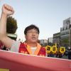 -10월 4일 오후 서울 대학로에서 열린 ‘민주개악 저지! 성과퇴출제 분쇄! 공공운수노조 2차 총파업 총력투쟁대회’를 마친 노동자들이 가두행진을 하고 있다.
