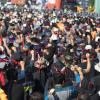 -10월 17일, 파업 8일째를 맞이한 화물노동자들이 파업 돌입 이후 가장 큰 규모로 부산 신항에 결집해서 집회를 열고 있다. 