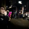 -10월 28일 저녁 서울광장에서 민중총궐기 투쟁본부 주최로 열린 ‘2016 서울민중대회’를 마친 참가자들이 정리집회를 하고 있다. 