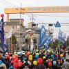-10월 29일 거제에서 열린 ‘조선하청 노동자 대행진’에서 전국에서 모인 참가자들이 대우조선 공장을 돌며 행진을 하고 있다. 