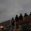 -10월 29일 거제에서 열린 ‘조선하청 노동자 대행진’에서 수천 명이 십시일반 돈을 모아 제작된 대형 모형배 ‘고용안정호’가 놓여있다. 