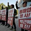 -민주노총 시국회의가 열린 11월 2일 오후 서울 대방동 여성플라자 앞에서 조합원들이 "민주노총이 박근혜 퇴진을 위한 총파업을 즉각 선언·집행할 것"을 호소하는 캠페인을 하고 있다. 