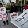 -민주노총 시국회의가 열린 11월 2일 오후 서울 대방동 여성플라자 앞에서 조합원들이 "민주노총이 박근혜 퇴진을 위한 총파업을 즉각 선언·집행할 것"을 호소하는 캠페인을 하고 있다. 