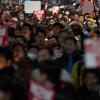 -11월 2일 오후 서울 파이낸스 빌딩 앞에서 열린 ‘박근혜 하야 촉구 촛불집회’를 마친 참가자들이 가두행진을 하고 있다. 