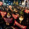 -11월 2일 오후 서울 파이낸스 빌딩 앞에서 열린 ‘박근혜 하야 촉구 촛불집회’를 마친 참가자들이 가두행진을 하고 있다. 