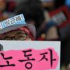 -박근혜 퇴진 투쟁을 결의한 한국노총 조합원 2만여 명이 서울시청 광장에서 전국노동자대회를 열고 있다.