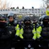 -‘박근혜 퇴진 7차 범국민행동’이 열린 12월 10일 오후 서울 청운동 인근 청와대 1백미터 앞을 경찰이 차벽으로 막고 있다.