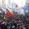 -‘박근혜 퇴진 7차 범국민행동’이 열린 12월 10일 오후 참가자들이 서울 광화문 광장에서 청와대 방면으로 1차 가두행진을 하고 있다.