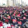 -‘박근혜 퇴진 7차 범국민행동’이 열린 12월 10일 오후 서울 광화문 광장에서 본무대 시작 전부터 사람들이 모여 ‘박근혜 즉각 퇴진’을 요구하고 있다. 