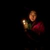 -2016년 마지막 날인 31일 오후 서울 광화문광장에서 열린 박근혜 즉각퇴진을 위한 ‘송박영신’ 10차 범국민행동의 날 촛불집회에서 한 아이가 촛불을 들고 있다.