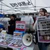 -25일 오후 서울 광화문광장에서 열린 ‘21차 범국민행동의 날’에 <노동자 연대> 독자들이 직접 신문을 판매하고 있다. 