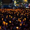 -세월호참사 3주기를 하루 앞둔 15일 오후 서울 광화문광장에서 열린 ‘4월 16일의 약속, 함께 여는 봄’ 기억문화제에서 참가자들이 촛불을 들고 있다.  