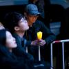 -세월호참사 3주기를 하루 앞둔 15일 오후 서울 광화문광장에서 열린 ‘4월 16일의 약속, 함께 여는 봄’ 기억문화제에서 참가자들이 촛불을 들고 있다.  