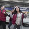 -‘2017 이주노동자 메이데이’ 집회에 참가한 이주노동자들이 문화공연 음악에 맞추어 흥겹게 춤을 추고 있다. 