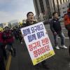 -3월 3일 오후 서울 광화문 정부청사 앞에서 열린 ‘제대로 된 정규직 전환 쟁취! 공공운수노조 결의대회’를 마친 노동자들이 청와대를 향해 가두행진 하고 있다. 