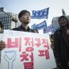 -3월 24일 오후 서울 광화문광장에서 열린 민주노총 전국노동자대회에 참가한 대학생들이 노동자들과 함께 청와대를 향해 행진하고 있다. 