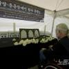 -5월 30일 서울시의회 앞에 설치된 분향소에서 추모객들이 최근 잇달아 숨진 발달·중증장애인들을 추모하며 헌화를 하고 있다. 
