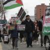 -2월 24일 오후 팔레스타인 연대 22차 집회 참가자들이 서울 도심을 행진하고 있다. 