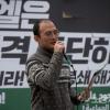 -3월 16일 오후 서울 교보문고 앞에서 열린 ‘26차 이스라엘 인종학살 규탄, 팔레스타인 연대 집회’에서 이원웅 노동자연대 활동가가 발언을 하고 있다.