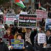 -3월 16일 오후 서울 교보문고 앞에서 열린 ‘26차 이스라엘 인종학살 규탄, 팔레스타인 연대 집회’에서 다양한 국적의 참가자들이 함께 구호를 외치고 있다. 