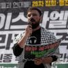 -3월 16일 오후 서울 교보문고 앞에서 열린 ‘26차 이스라엘 인종학살 규탄, 팔레스타인 연대 집회’에서 팔레스타인인 나심 씨가 사회를 보고 있다.