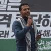 -3월 16일 오후 서울 교보문고 앞에서 열린 ‘26차 이스라엘 인종학살 규탄, 팔레스타인 연대 집회’에서 이집트인 압둘무흐신 씨가 발언을 하고 있다.