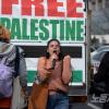 -3월 16일 오후 ‘팔레스타인인들과 연대하는 사람들’ 주최로 열린 ‘26차 이스라엘 인종학살 규탄, 팔레스타인 연대 집회’ 에서 재한 팔레스타인인이 행진 대열을 이끌고 있다.