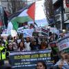 -3월 16일 오후 ‘팔레스타인인들과 연대하는 사람들’ 주최로 열린 ‘26차 이스라엘 인종학살 규탄, 팔레스타인 연대 집회’ 에서 다양한 국적의 참가자들이 서울 인사동길을 함께 행진하며 구호를 외치고 있다.