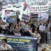 -3월 16일 오후 ‘팔레스타인인들과 연대하는 사람들’ 주최로 열린 ‘26차 이스라엘 인종학살 규탄, 팔레스타인 연대 집회’ 에서 다양한 국적의 참가자들이 함께 행진하며 구호를 외치고 있다.