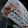 -서울 도심 행진을 마치고 주한 이스라엘 대사관 앞에 모인 팔레스타인 연대 26차 집회 참가자들이 이스라엘을 규탄하고 있다.