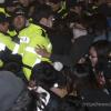 -4일 저녁 서울 덕수궁 대한문 앞에서 쌍용차 분향소를 재설치 하려는 노동자, 학생, 활동가 들을 경찰이 폭력적으로 막아서고 있다.