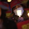 -4월 16일 오후 서울 동화면세점 앞에서 열린 ‘진주의료원 휴·폐업 철회 촉구 촛불문화제’에서 참가자들이 구호를 외치고 있다.
