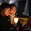 -4월 16일 오후 서울 동화면세점 앞에서 열린 ‘진주의료원 휴·폐업 철회 촉구 촛불문화제’에서 참가자들이 구호를 외치고 있다.