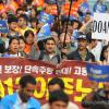 -4월 28일 오후 ‘노동3권 보장, 단속추방 반대, 고용허가제 폐지, 노동비자 쟁취 2013 이주노동자 메이데이 집회’를 마친 참가자 들이 서울 도심을 행진하고 있다.