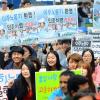 -4월 28일 오후 서울 보신각 앞에서 열린  ‘노동3권 보장, 단속추방 반대, 고용허가제 폐지, 노동비자 쟁취 2013 이주노동자 메이데이 집회’에서 참가자들이 구호를 외치고 있다.
