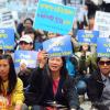 -4월 28일 오후 서울 보신각 앞에서 열린  ‘노동3권 보장, 단속추방 반대, 고용허가제 폐지, 노동비자 쟁취 2013 이주노동자 메이데이 집회’에서 참가자들이 구호를 외치고 있다.