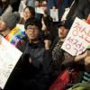 -4월 27일 저녁 서울 대한문 앞에서 열린 ‘성소수자 혐오와 차별 없는 세상을 위한 문화제’에서 청소년 활동가 들이 구호를 외치고 있다.